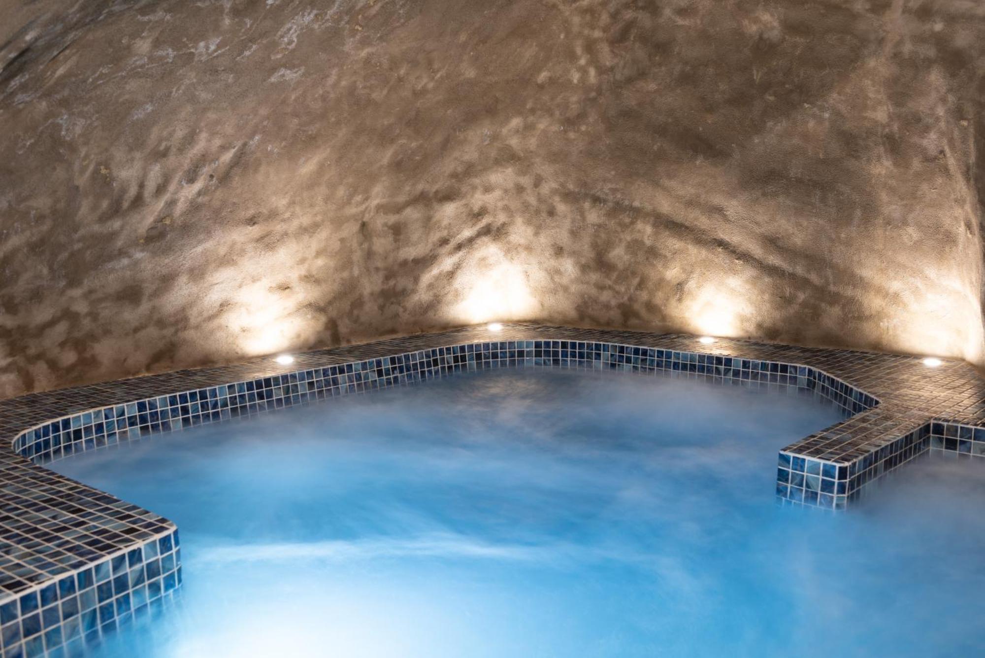 La Maison D'En Bas Des Seigneurs Cucuron Bagian luar foto