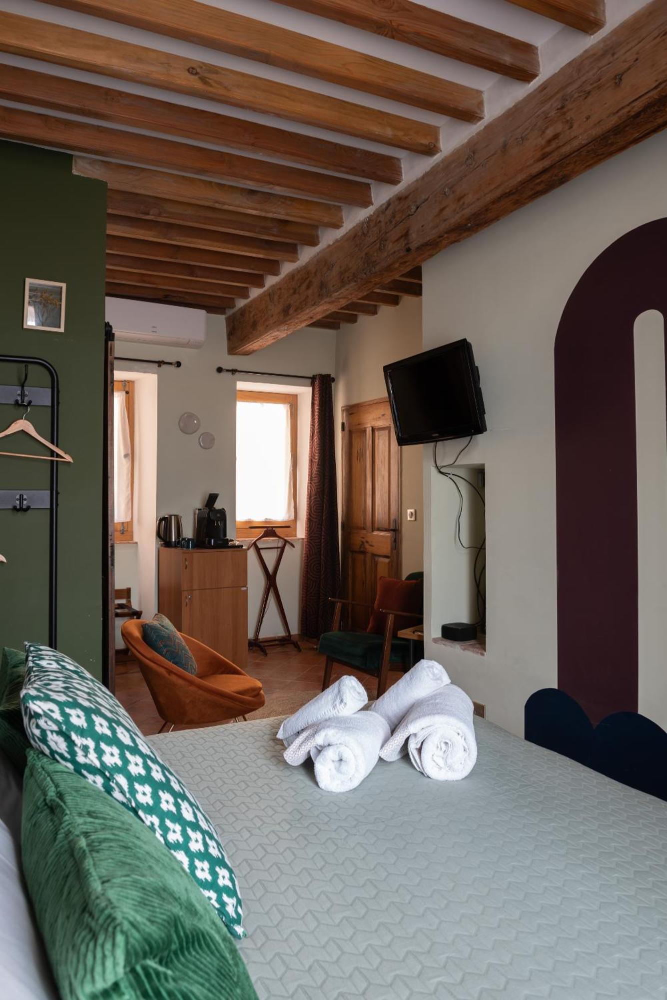 La Maison D'En Bas Des Seigneurs Cucuron Ruang foto
